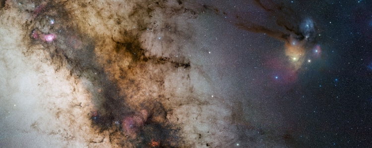 Eine Weitfeld-Aufnahme der Milchstraße mit diversen Gasnebeln. | Foto: ESO/S. Guisard (www.eso.org/~sguisard)