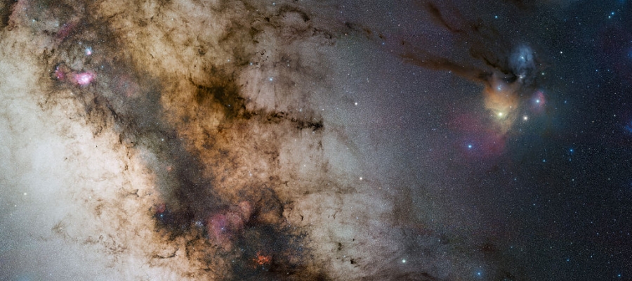 Eine Weitfeld-Aufnahme der Milchstraße mit diversen Gasnebeln. | Foto: ESO/S. Guisard (www.eso.org/~sguisard)